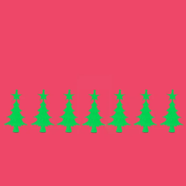 Boskie Choinki Zielonym Kolorze Ułożone Rzędzie Poziomym Świątecznym Czerwonym Tle — Zdjęcie stockowe