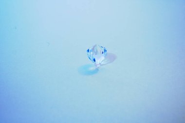 Mavi arka planda elmas taklidi. Düz konsept.