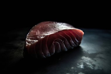 Koyu arkaplanda kırmızı ve siyah çikolata