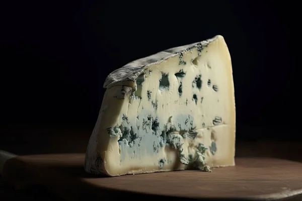 Mavi Peynir Ahşap Oyun Tahtası — Stok fotoğraf