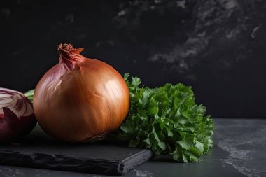 Siyah zemin üzerinde taze kırmızı soğan