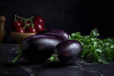 Siyah beyaz patlıcan ve siyah arka planda bir bıçak..