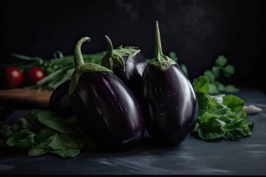 Siyah arka planda taze patlıcan