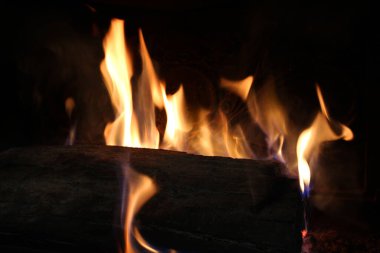 Şöminede yanan odun.