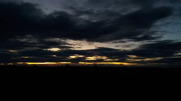 Темный Закат Облаками — стоковое фото