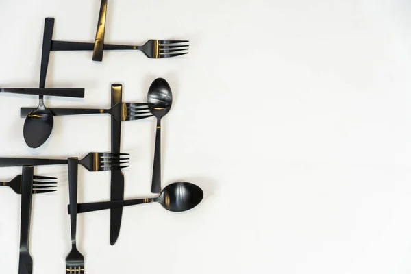 黑色金属餐具餐具 勺子在灰蒙蒙的背景下 — 图库照片