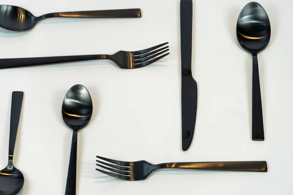 Cubertería Metal Negro Utensilios Cuchillos Tenedores Cucharas Sobre Fondo Gris —  Fotos de Stock