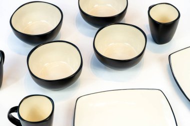 Çeşitli gıda malzemeleri ve mutfak gereçleri olan raflar. Meksika, Latin Amerika.