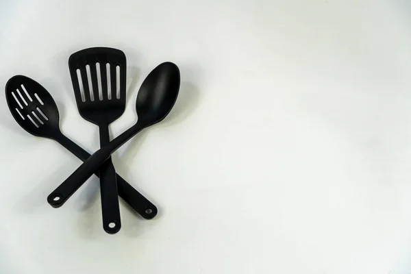 在白色背景上的黑色塑料水沫和勺子 美洲墨西哥拉汀 — 图库照片