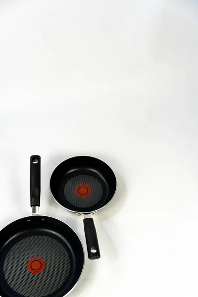 茶粉锅 白色背景的黑色茶粉 塑料手柄 墨西哥拉面 — 图库照片