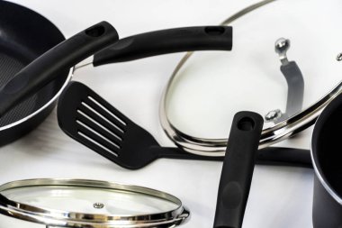 Beyaz arka planda izole edilmiş siyah plastik mutfak spatulası, sertleştirilmiş cam kapak Meksika, guadalajara