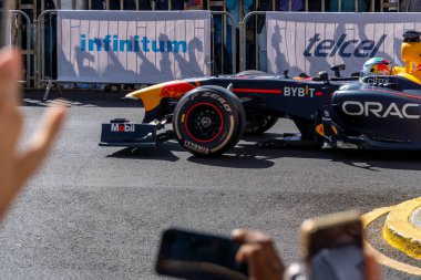 GUADALAJARA, MEXICO - 25 Ekim 2022: Showrun Checo Perez, formula _ 1 Red Bull tek koltuklu rb7 Guadalajara ve Minerva trafik çemberindeki ana caddelerin kapatılması