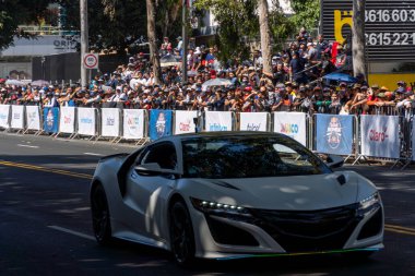 GUADALAJARA, MEXICO - 25 Ekim 2022: Showrun Checo Perez, formula _ 1 Red Bull tek koltuklu rb7 Guadalajara ve Minerva trafik çemberindeki ana caddelerin kapatılması