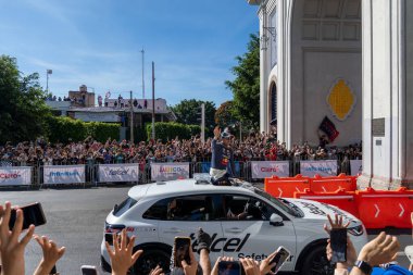 GUADALAJARA, MEXICO - 25 Ekim 2022: Showrun Checo Perez, formula _ 1 Red Bull tek koltuklu rb7 Guadalajara ve Minerva trafik çemberindeki ana caddelerin kapatılması