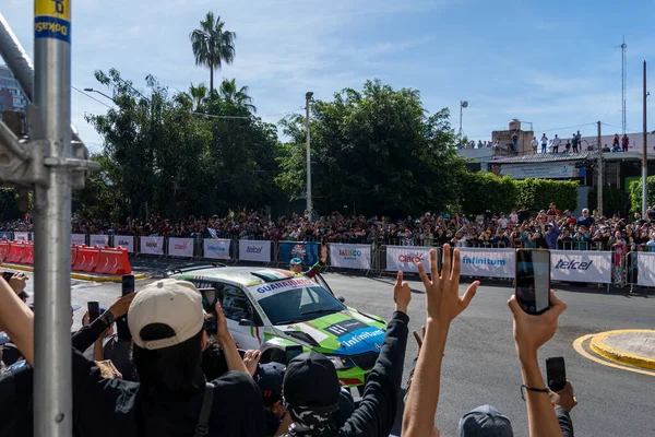 GUADALAJARA, MEXICO - 25 Ekim 2022: Showrun Benito Guerra Jr, Guadalajara ve Minerva trafik çemberindeki ana caddelerin kapatılması