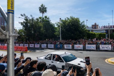 GUADALAJARA, MEXICO - 25 Ekim 2022: Showrun Checo Perez, formula _ 1 Red Bull tek koltuklu rb7 Guadalajara ve Minerva trafik çemberindeki ana caddelerin kapatılması