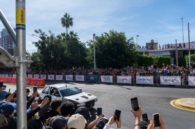 GUADALAJARA, MEXICO - 25 Ekim 2022: Showrun Checo Perez, formula _ 1 Red Bull tek koltuklu rb7 Guadalajara ve Minerva trafik çemberindeki ana caddelerin kapatılması