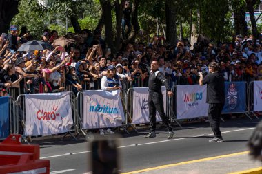 GUADALAJARA, MEXICO - 25 Ekim 2022: youtuber juca viapri yarışı Redbull showrun checo peez guadalajara jalisco