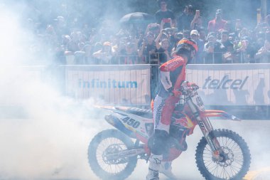 GUADALAJARA, MEXICO - 25 Ekim 2022: Showrun Aaron Colton, Didier Goirand ve Ivan Ramirez motosiklet sürüyor ve sokaklarda gösteri yapıyorlar, Guadalajara Jalisco motosiklet yarışı.