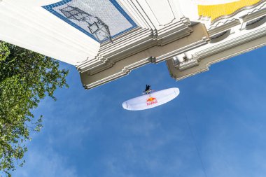 GUADALAJARA, MEXICO - 25 Ekim 2022 Showrun Red Bull Sebastian Alvarez paraşüt wingsuit, Guadalajara Jalisco motosiklet yarışı ile gökyüzünde gösteri yapıyor..