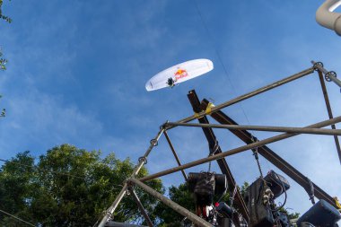 GUADALAJARA, MEXICO - 25 Ekim 2022 Showrun Red Bull Sebastian Alvarez paraşüt wingsuit, Guadalajara Jalisco motosiklet yarışı ile gökyüzünde gösteri yapıyor..