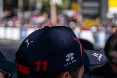 GUADALAJARA, MEXICO - 25 Ekim 2022: Showrun Checo Perez, formula _ 1 Red Bull tek koltuklu rb7 Guadalajara ve Minerva trafik çemberindeki ana caddelerin kapatılması