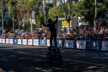 GUADALAJARA, MEXICO - 25 Ekim 2022: Showrun Aaron Colton, Didier Goirand ve Ivan Ramirez motosiklet sürüyor ve sokaklarda gösteri yapıyorlar, Guadalajara Jalisco motosiklet yarışı.