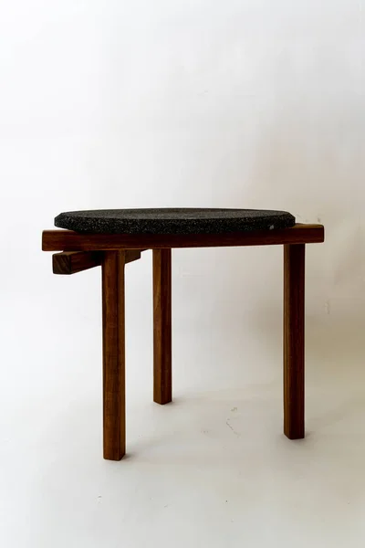 椅子腿的木制胶合关节的细部 凳子用的材料是未经砂光处理的樱桃木 — 图库照片