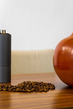 Kahve çekirdekleri bir yığın öğütülmüş kahvenin üzerinde yakın plan çekimdir..