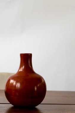 Tasarımcı ahşap yemek masası, minimalist ve basit nesneler masada, Meksika Latin Amerika