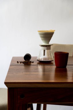 Tasarımcı ahşap yemek masası, minimalist ve basit nesneler masada, Meksika Latin Amerika