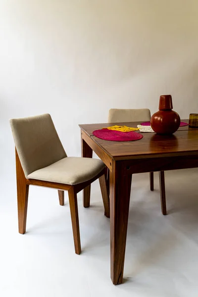 Design Holz Esstisch Minimalistische Und Einfache Objekte Auf Dem Tisch — Stockfoto