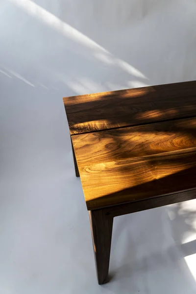 デザイナーコーヒーテーブル 堅木のベースとテラッツォのトップ 白い背景のオークの木 メキシコラテンアメリカ — ストック写真