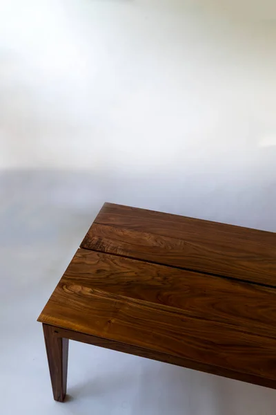デザイナーコーヒーテーブル 堅木のベースとテラッツォのトップ 白い背景のオークの木 メキシコラテンアメリカ — ストック写真