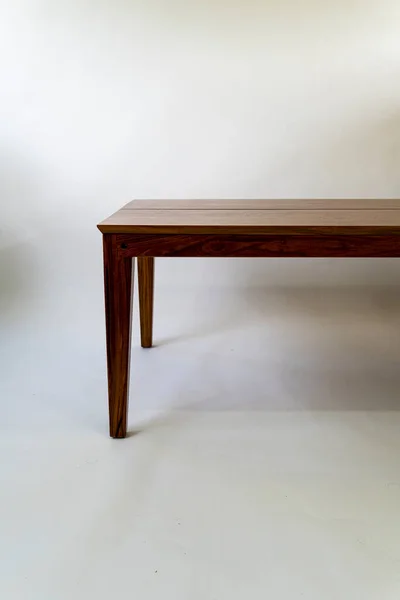 详细设计了一张桌子 由艺术家设计的家具 美式缎子 — 图库照片