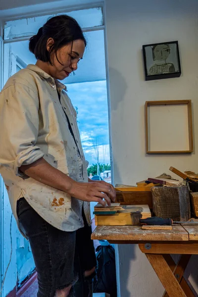 Stüdyo Çalışma Alanı Spanyol Bir Kadın Ressam Yağlı Boya Tablo — Stok fotoğraf