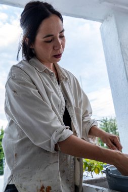 Sanatçılar atölyesi. Tablo, boya, fırçalar, masada duran palet bıçağı. Meksika Latin Amerika 'ya