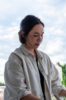 Sanat atölyesi, dağınık nesneler, fırçalar, renk paleti, karışık boyalar düzensiz kadın sanatçı Meksika Latin Amerika