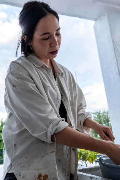 Sanatçılar atölyesi. Tablo, boya, fırçalar, masada duran palet bıçağı. Meksika Latin Amerika 'ya