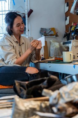 Sanat atölyesi, dağınık nesneler, fırçalar, renk paleti, karışık boyalar düzensiz kadın sanatçı Meksika Latin Amerika