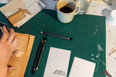 Sanat atölyesi, dağınık nesneler, fırçalar, renk paleti, karışık boyalar düzensiz kadın sanatçı Meksika Latin Amerika