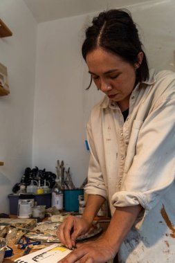 Sanat atölyesi, dağınık nesneler, fırçalar, renk paleti, karışık boyalar düzensiz kadın sanatçı Meksika Latin Amerika