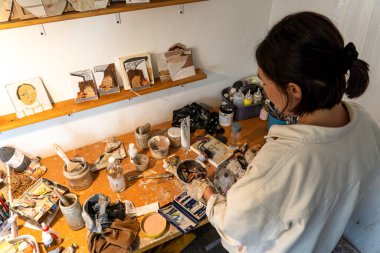 Sanatçılar atölyesi. Tablo, boya, fırçalar, masada duran palet bıçağı. Meksika Latin Amerika 'ya