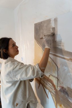 Sanatçılar atölyesi. Tablo, boya, fırçalar, masada duran palet bıçağı. Meksika Latin Amerika 'ya