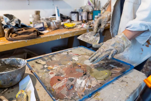 stock image young latin woman, in her own painting and sculpture studio, creates paintings with different artistic techniques mexico latin america