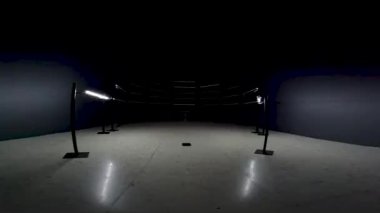 Parlayan lambaların kurulumu, insan içeride dans ediyor, ışıkları açıp kapanıyor, Guadalajara Meksika