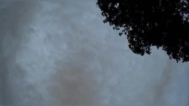 山の中の暗い嵐の雲が現れるけれども 太陽光線のタイムラプス — ストック動画