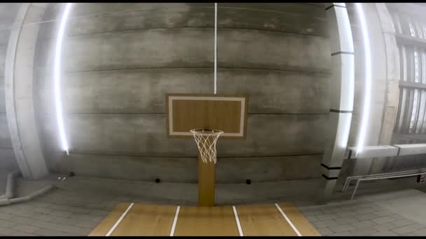 Баскетбольная Площадка Сетками Белые Баскетбольные Мячи Висит Различные Обручи Стене — стоковое видео