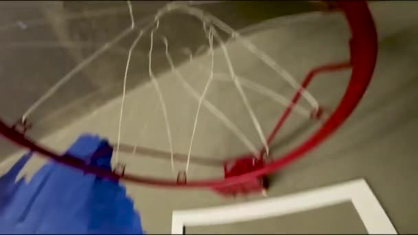 Basketballplatz Mit Netzen Weiße Basketbälle Hängen Verschiedene Körbe Der Wand — Stockvideo