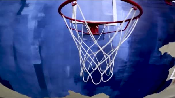 バスケットボールコート ネットの白いバスケットボールがぶら下がって メキシコ グアダラハラの異なるフープ — ストック動画